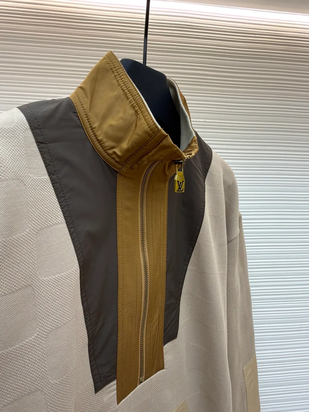 LOUIS VUITTON checkerboard half-zip workwear pullover ●Original version: Purchased and developed for 15700 ●Item number: 1681008-B05 ●Fabric: polyester fiber nylon fabric ●Technology: counter-position cutting machine ●Version: fitted version ●Weight: about 640 grams ●Size: S-M-L-XL ●Description: It is made of polyester fiber fabric, which has good breathability and moisture absorption. It is comfortable to wear and has a crisp texture. The fabrics of different materials and colors on the neckline are perfectly spliced. For example, the dark fabric at the neckline is spliced with the light-toned fabric on the main body. The lines are smooth and natural without any misalignment. The brand logo uses high-quality embroidery technology. The letters and patterns are three-dimensional and full, with fine stitching, high firmness, and not easy to fall off, highlighting the unique brand texture. The overall wiring is straight and delicate, the fabric is comfortable and soft, and the color is consistent without color difference. It can be matched with the same style to create a fashionable look and control various occasions. Customized accessories, complete with three standards, same style for men and women!